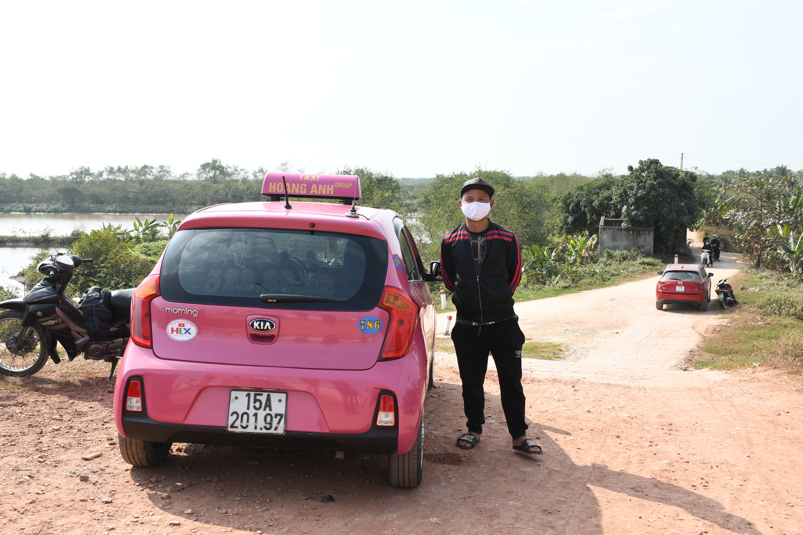 Phát hiện 02 xe ô tô chở 05 người trốn chốt kiểm soát dịch COVID-19